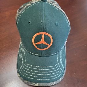 Mercedes hat New